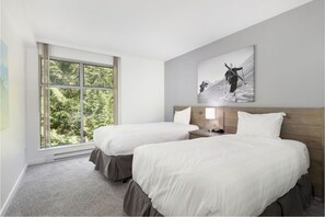 2 bedrooms, iron/ironing board, free WiFi, bed sheets - Woodrun Mountainside Escape w/ Balcony Views Steps from Blackcomb Ski Run (Squamish-Lillooet)