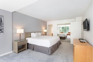 3 bedrooms, iron/ironing board, free WiFi, bed sheets - Steps from Ski Slope to Gondola | Pool & Hot Tub | Spacious Mountain Views (Squamish-Lillooet)