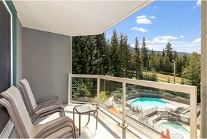 Terrace/patio - Steps from Ski Slope to Gondola | Pool & Hot Tub | Spacious Mountain Views (Squamish-Lillooet)