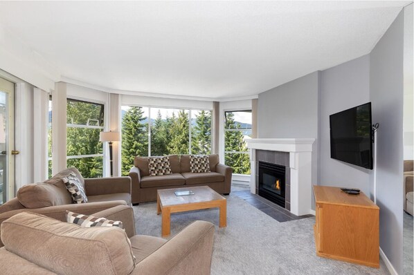 TV, fireplace - Relaxing Slope Side Lodging | Pool & Hot Tub | Blackcomb Village Access (Squamish-Lillooet)