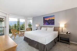 3 bedrooms, iron/ironing board, free WiFi, bed sheets - Large Space for the Whole Crew, Ski-in/out at Woodrun, Heated Pool & Hot Tub (Squamish-Lillooet)