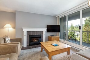 TV, fireplace - Large Space for the Whole Crew, Ski-in/out at Woodrun, Heated Pool & Hot Tub (Squamish-Lillooet)