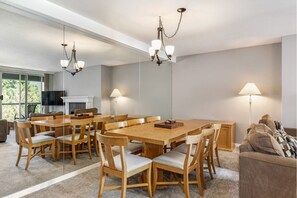 Dining - Large Space for the Whole Crew, Ski-in/out at Woodrun, Heated Pool & Hot Tub (Squamish-Lillooet)