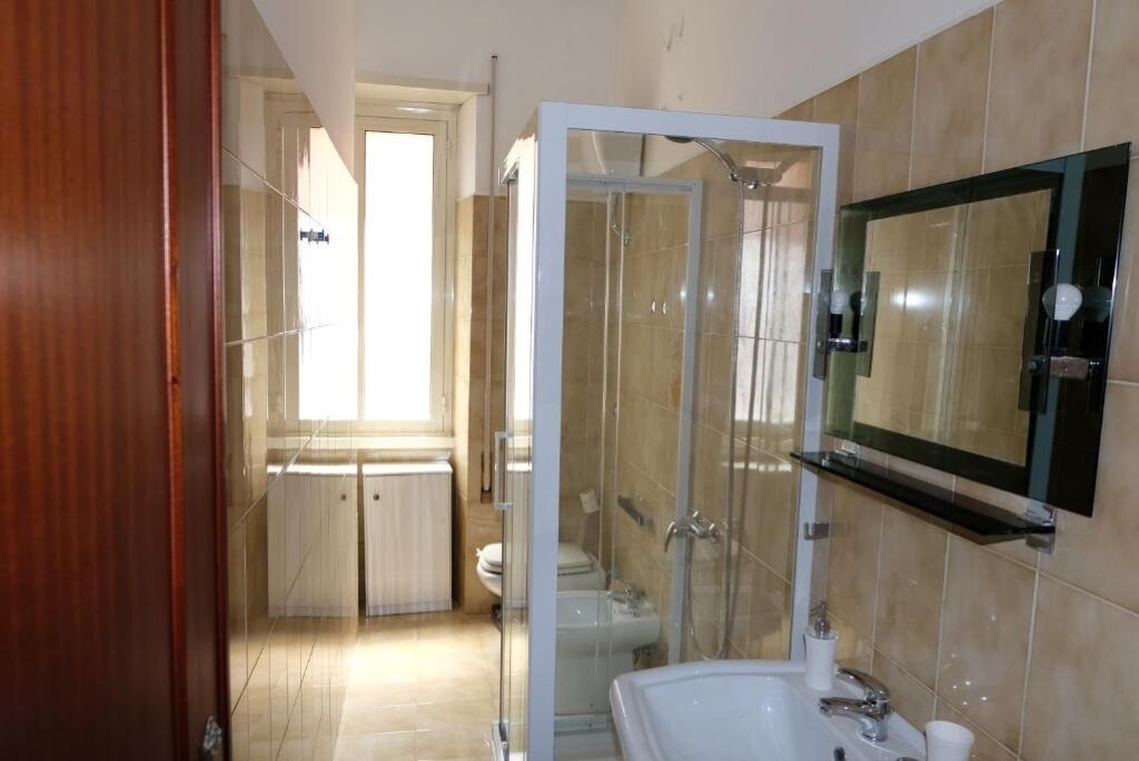 Douche, sèche-cheveux, bidet, serviettes fournies