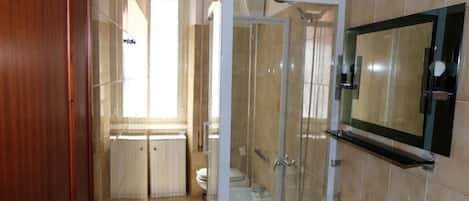 Douche, séchoir à cheveux, bidet, serviettes fournies