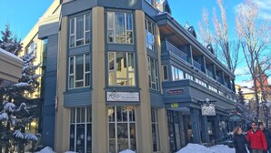 Kulmatontilla sijaitseva rakennus, jossa on huomiota herättävä torni, suuret ikkunat ja kyltti, jossa lukee ”Kerr Fine Jewellery”.
