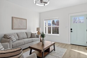 TV, fireplace - Nampa`s New Nest - The Solara 714 (Nampa)