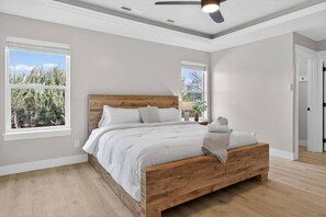 Desk, iron/ironing board, WiFi, bed sheets - Nampa`s New Nest -The Renaissance (Nampa)