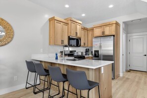 Fridge, microwave, oven, stovetop - Nampa`s New Nest -The Renaissance (Nampa)