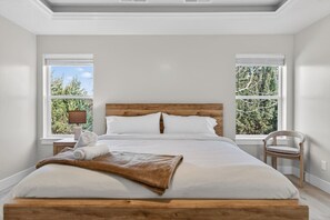 4 bedrooms, desk, iron/ironing board, WiFi - Nampa`s New Nest - The Orion (Nampa)