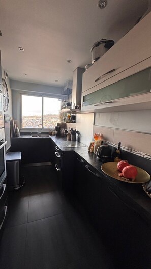 Private kitchen - Lovely 3-room apartment with swimming pool in Puteaux (Puteaux)