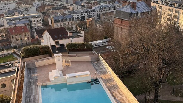 A rooftop pool with a view of a cityscape. - Lovely 3-room apartment with swimming pool in Puteaux (Puteaux)