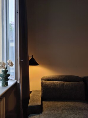 A room with a window, a lamp, and a sofa. - Serendipity Apartments Missori (Milan)