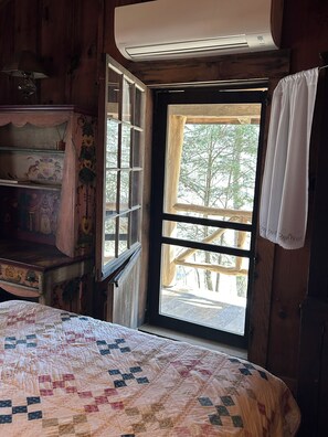 Room - Historic three-bedroom chestnut cabin in heart of Valle Crucis! (Sugar Grove)
