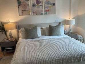 Habitació amb dos llits individuals, vistes al llac