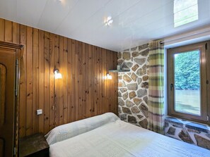 2 bedrooms, bed sheets - Private island in Berry - Riverside paradise (Le Menoux)