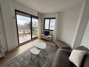 TV - 2 bedroom apt, private parking, AC, 100m from beach (Roses)
