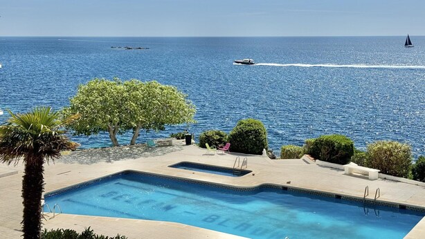A pool with a view of the sea, a boat, and a sailboat. - 2-bedroom apartment with pool, parking, and WiFi near the beach in Roses (Roses)
