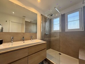 Bathroom - Renovated city center apartment - 5 guests (Sanary-sur-Mer)