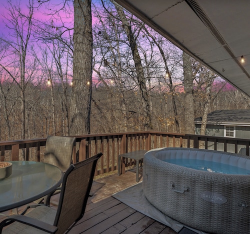 Cozy Bike-In/Bike-Out Retreat w/ Hot Tub & Golf