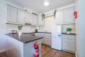 Private kitchen - Bright & Spacious Galway Apartment – Ideal for Families (Galway)