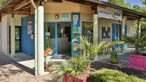A small building with a tiled roof, a reception desk, and a sign for 'Telfo.' - Cozy chalet with terrace - 6 guests (Thiviers)