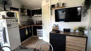 Réfrigérateur, micro-ondes, plaque de cuisson, lave-vaisselle