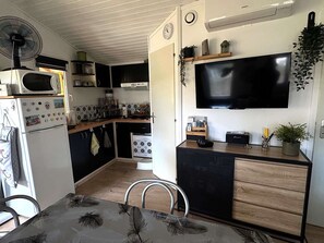 Fridge, microwave, stovetop, dishwasher - Quiet chalet, AC and parking - 4 guests (Agde)