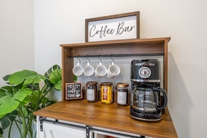 Ein Kaffee-Bereich mit Kaffeemaschine, Tassen und Kaffeegläsern.