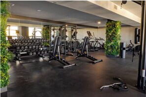 Fitness facility - Luxe 2BR Retreat 5-Min PATH to NYC With Rooftop+Gym (Jersey City)