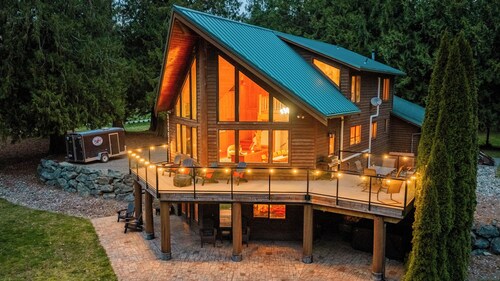 North Cascades Skagit River Estate-river front with hot tub, sauna