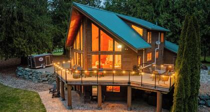 North Cascades Skagit River Estate-river front with hot tub, sauna