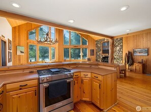 Private kitchen - Skagit River Estate-Skagit River front with hot tub, sauna, and room for 10 (Concrete)
