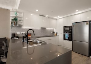 Private kitchen - Level 26 - Pacific Horizon Retreat (Surfers Paradise)