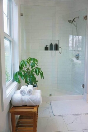 Hair dryer, towels, soap, toilet paper - Cozy Cottage 4BR. in the Heart of Huntersville (Huntersville)