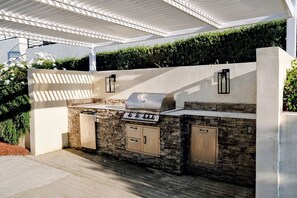 Terrace/patio - Skyline View Home w/ Office - Minutes From Culver, LAX, Santa Monica & SOFI (Los Angeles)