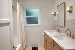 Shower, hair dryer, towels, toilet paper - Skyline View Home w/ Office - Minutes From Culver, LAX, Santa Monica & SOFI (Los Angeles)
