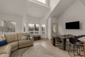 TV, offices - Neotsu Coastal Cottage: Monthly Coastal Retreat (Neotsu)