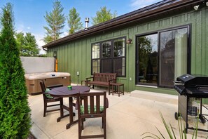 Outdoor dining - Fern Grove | Upscale & Airy| Forest Views (Washington Township)