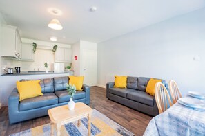 Living area - Relax in a Cozy 3-Bedroom Base Near Galway’s Best Attractions (Galway)