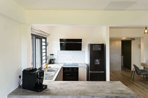 Private kitchen - New 2BR Apartment with AC Near Lagoon & Dining (Taiarapu)