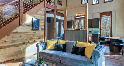 Quiet, Funky Retreat with Game Room and Hot Tub