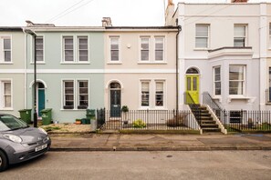 Exterior - Stunning 2BD Townhouse in Cheltenham (Cheltenham)
