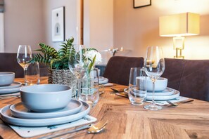 Dining - Stunning 2BD Townhouse in Cheltenham (Cheltenham)