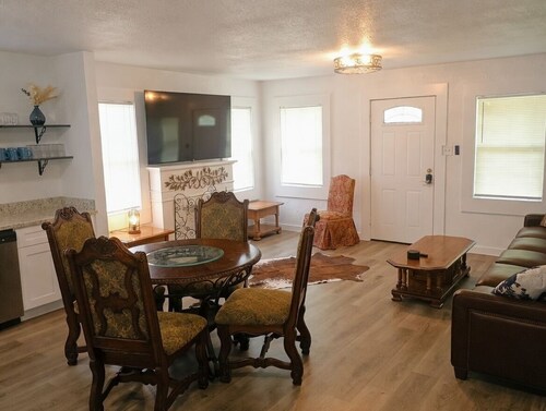 Saddle Up at Rodeo Ranch House! Cowboy Vibes, Blocks from the Stockyards Action!