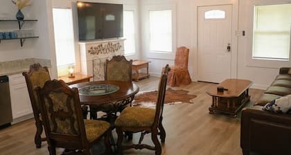 Saddle Up at Rodeo Ranch House! Cowboy Vibes, Blocks from the Stockyards Action!