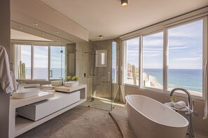 House, 4 Bedrooms | Bathroom | Separate bathtub and shower, rainfall showerhead, free toiletries - Casa Nautilus (Cabo San Lucas)