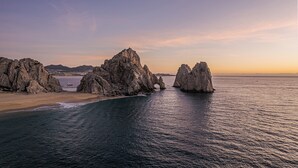 Eine Küstenlandschaft mit Felsformationen und einem Strand.