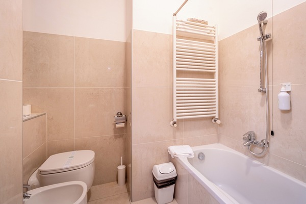 Habitació doble clàssica | Bany | Dutxa i vàter amb bidet electrònic