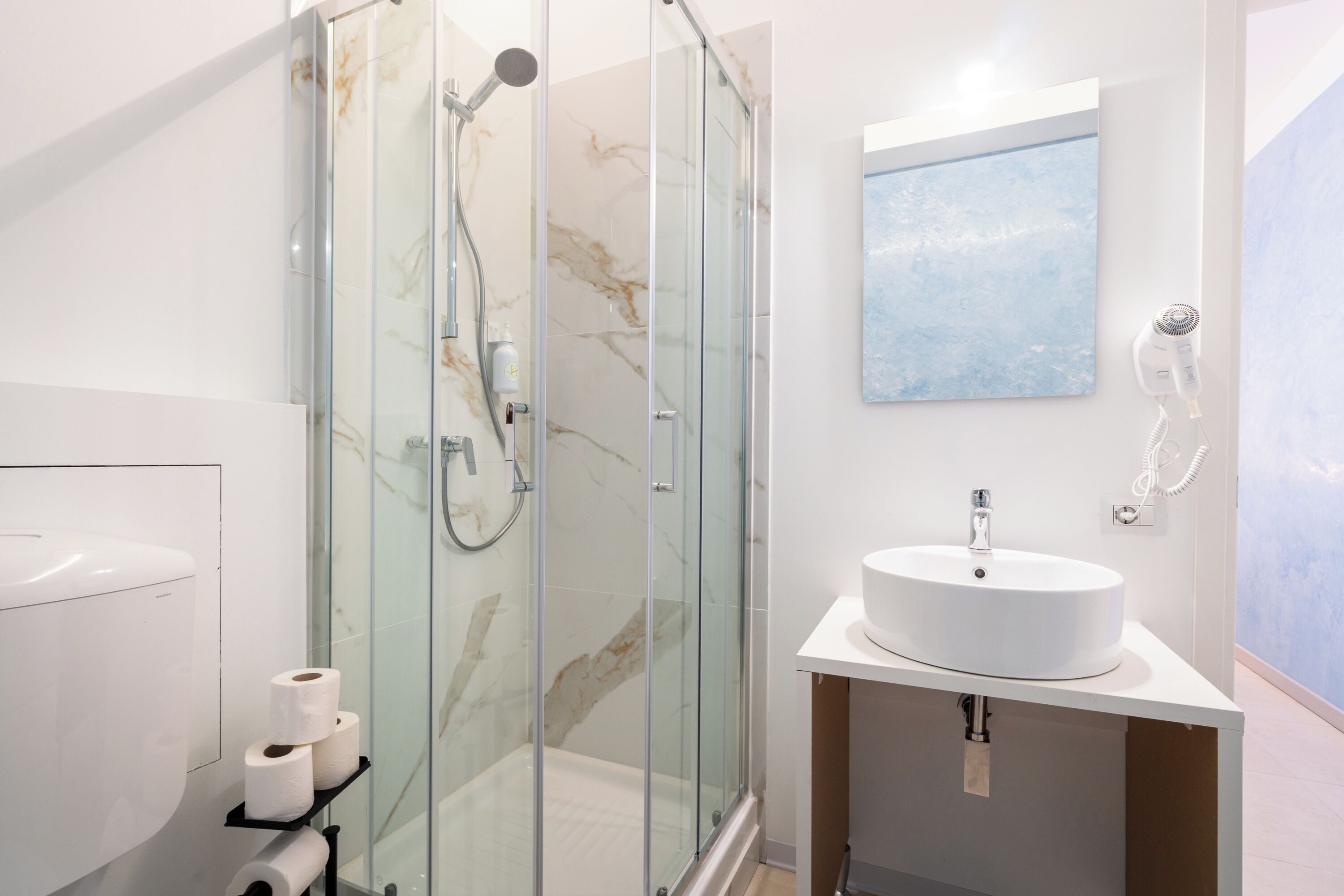 Chambre Quadruple Standard | Salle de bain | Douche, toilettes avec bidet électronique